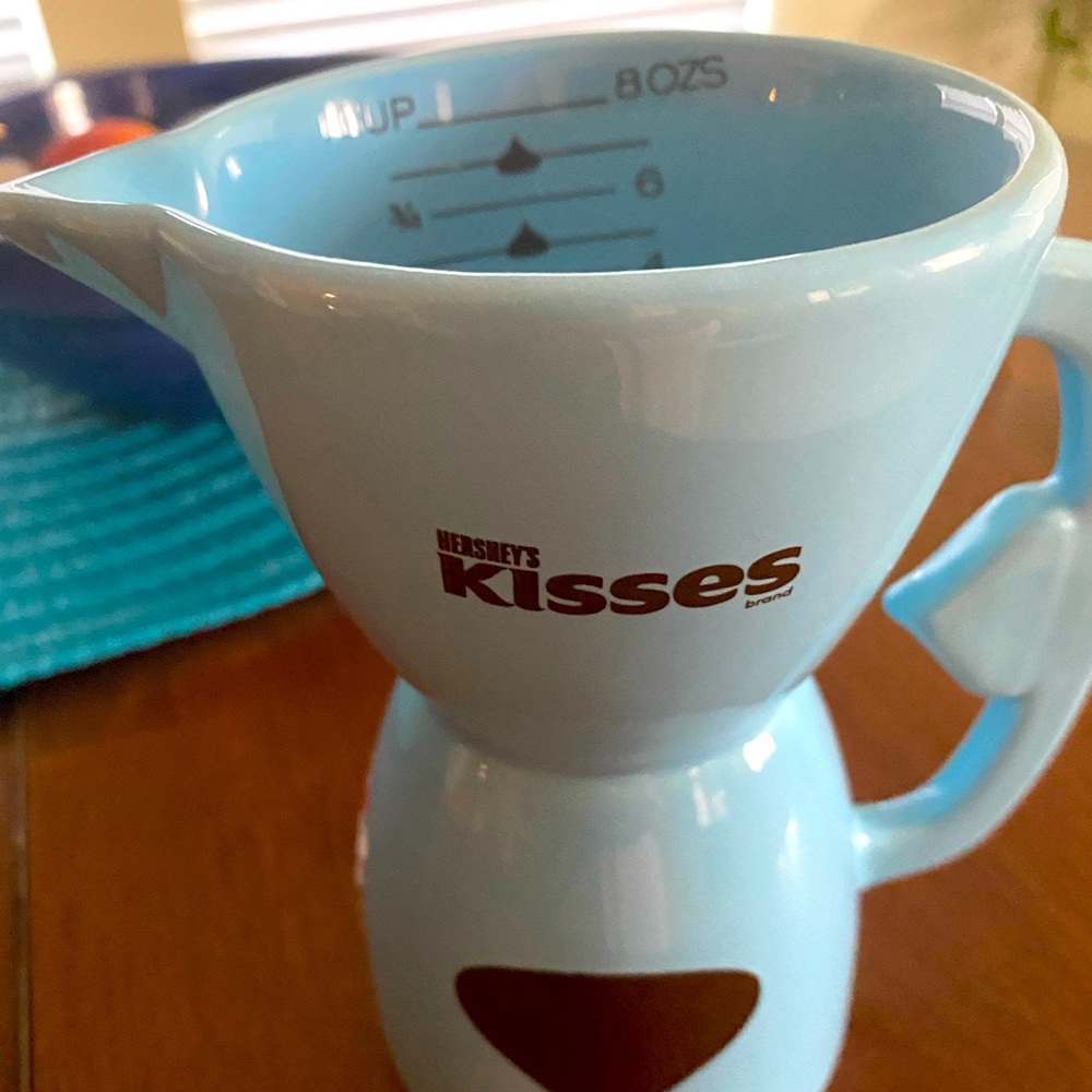 Kisses measuring cup